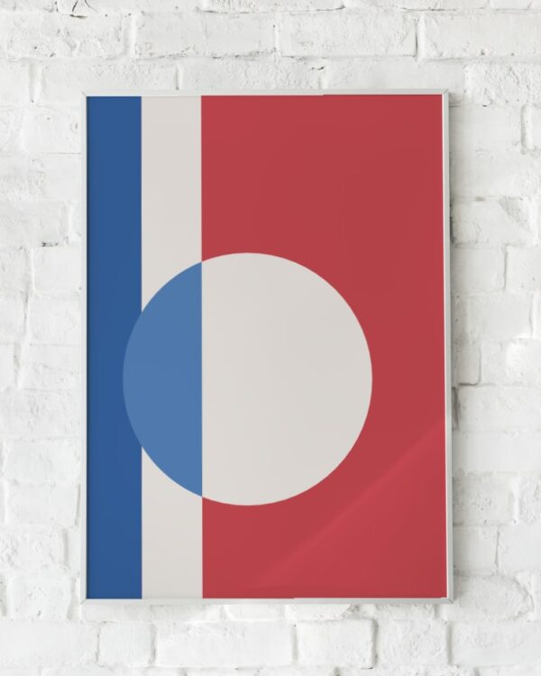 Minimalistisk plakat med en todelt cirkel i blå og hvid på en dyb rød baggrund.