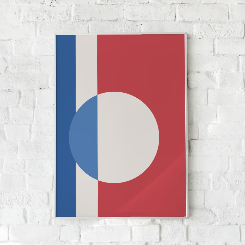Minimalistisk plakat med en todelt cirkel i blå og hvid på en dyb rød baggrund.