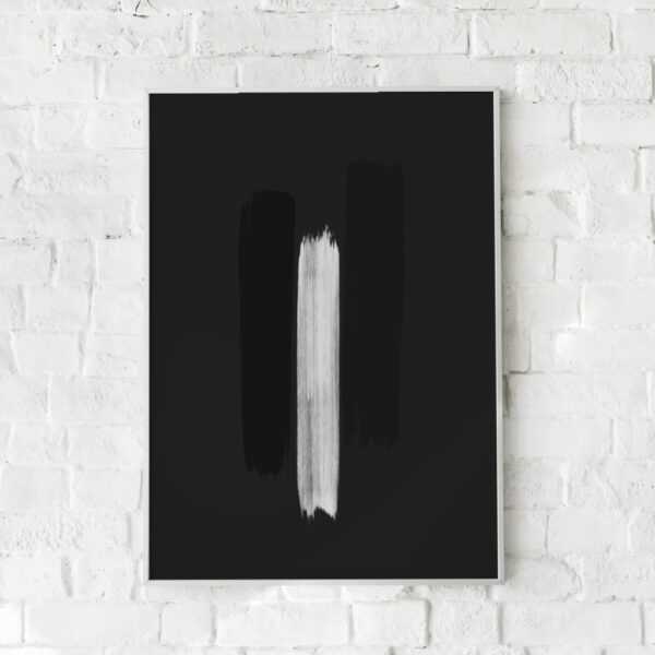 Sort-hvid plakat med et kraftigt penselstrøg på en minimalistisk baggrund.