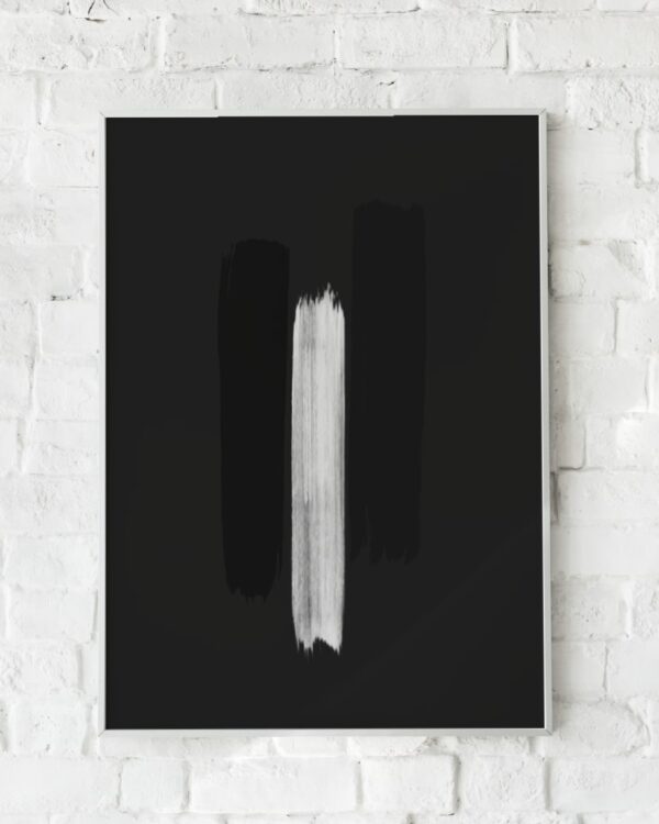 Sort-hvid plakat med et kraftigt penselstrøg på en minimalistisk baggrund.