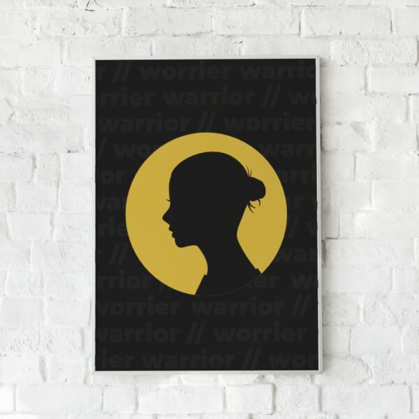 Grafisk plakat med kvindesilhuet og ordene "Warrior" og "Worrier".