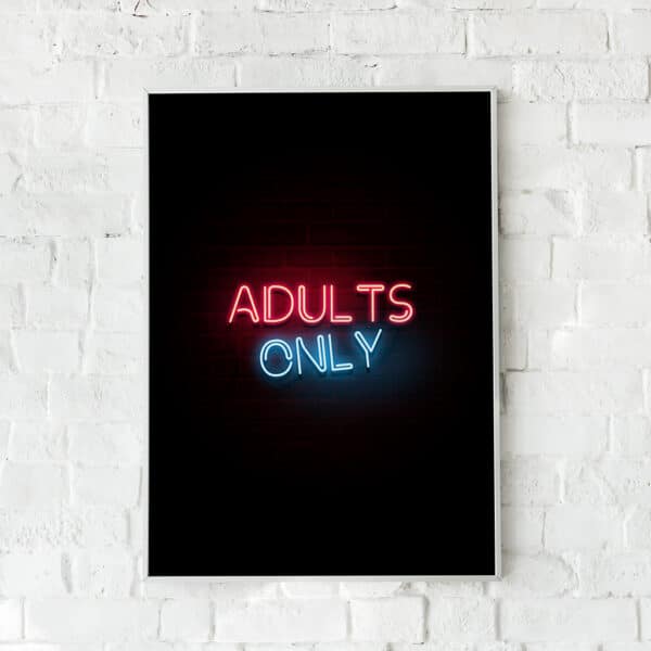 Neon-inspireret plakat med teksten "Adults Only" i røde og blå neonfarver på en mørk baggrund. Perfekt til en cool og kantet indretning.