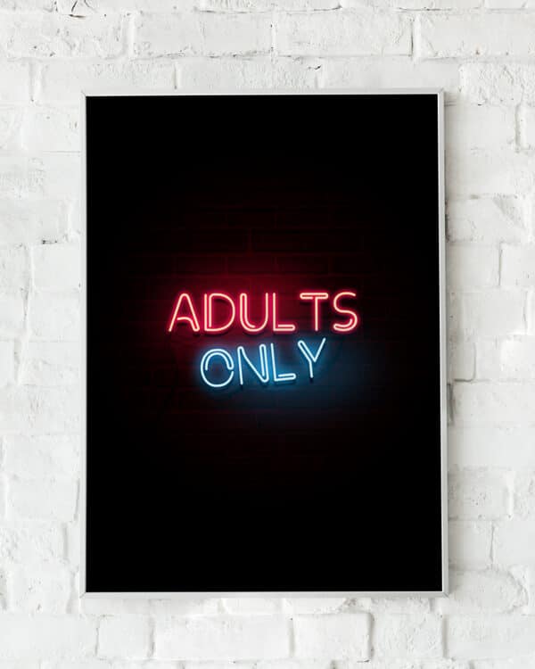 Neon-inspireret plakat med teksten "Adults Only" i røde og blå neonfarver på en mørk baggrund. Perfekt til en cool og kantet indretning.