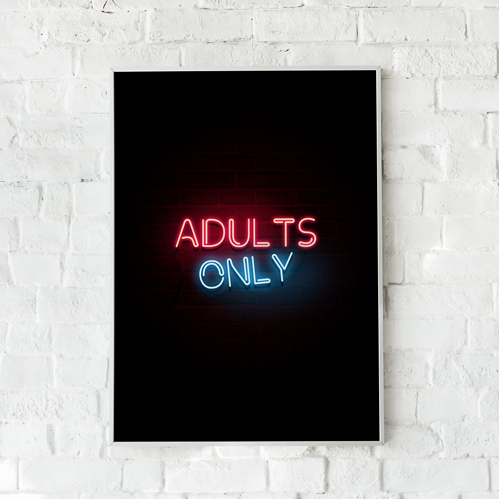 Neon-inspireret plakat med teksten "Adults Only" i røde og blå neonfarver på en mørk baggrund. Perfekt til en cool og kantet indretning.