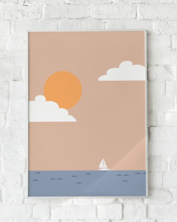 Plakat med en sejlbåd på et stille hav i varme pastelfarver.