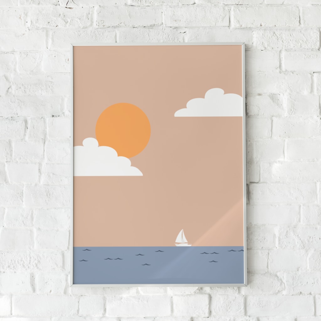 Plakat med en sejlbåd på et stille hav i varme pastelfarver.