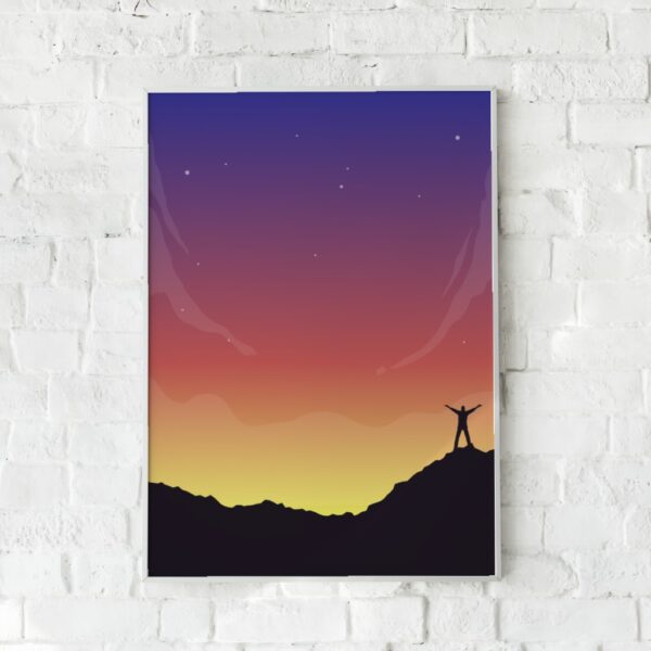 Plakat med farverige nordlys og en silhouet på bjergtop – "Aurora". En inspirerende vægdekoration.