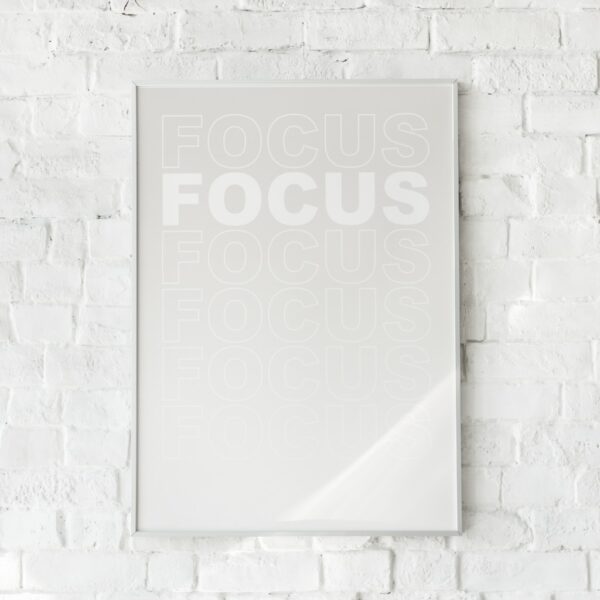 Minimalistisk plakat med ordet “FOCUS” gentaget i falmede hvide nuancer på en ren baggrund. Inspirerer til koncentration og ro.