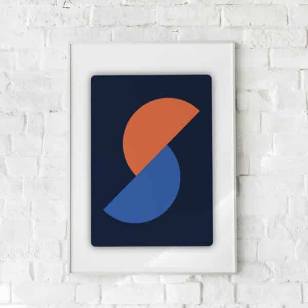 Abstrakt plakat med geometriske former i dyb orange og blå på en mørk baggrund. En moderne vægdekoration med dynamisk udtryk.