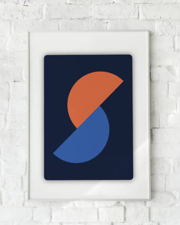 Abstrakt plakat med geometriske former i dyb orange og blå på en mørk baggrund. En moderne vægdekoration med dynamisk udtryk.