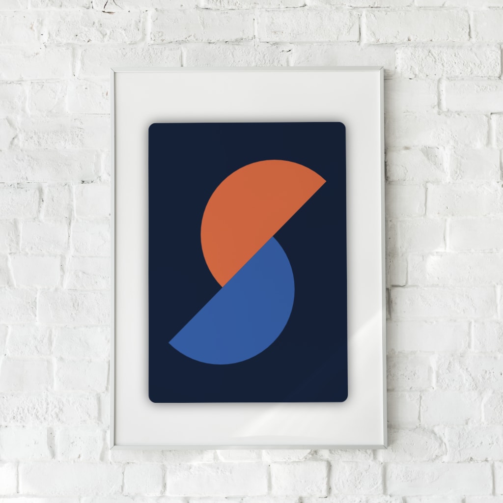 Abstrakt plakat med geometriske former i dyb orange og blå på en mørk baggrund. En moderne vægdekoration med dynamisk udtryk.