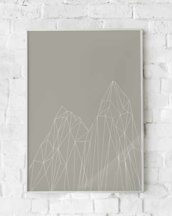 Minimalistisk plakat med geometriske bjerglinjer på en afdæmpet grå baggrund. Perfekt til nordisk indretning.