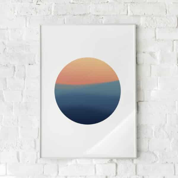 Grafisk plakat med en stiliseret solnedgang i orange og blå nuancer.