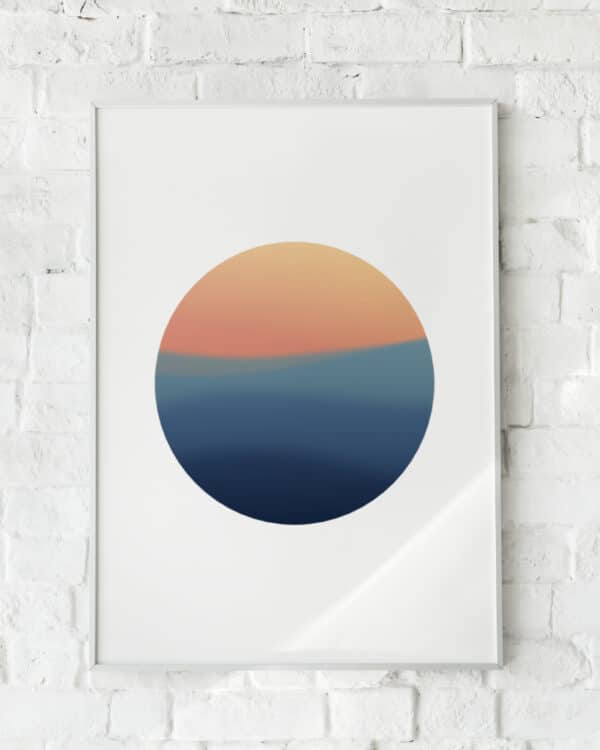Grafisk plakat med en stiliseret solnedgang i orange og blå nuancer.