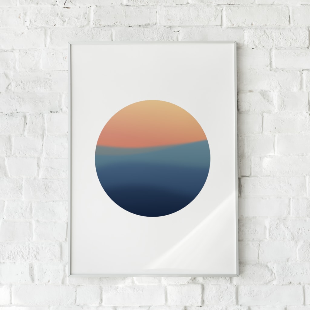 Grafisk plakat med en stiliseret solnedgang i orange og blå nuancer.