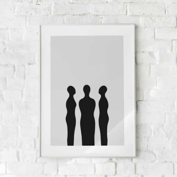 Minimalistisk plakat med tre sorte silhuetfigurer på en neutral baggrund.