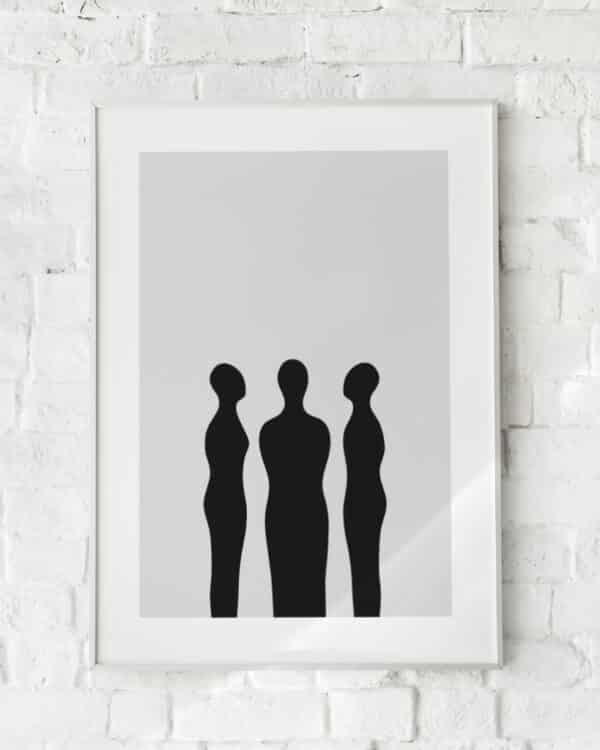 Minimalistisk plakat med tre sorte silhuetfigurer på en neutral baggrund.