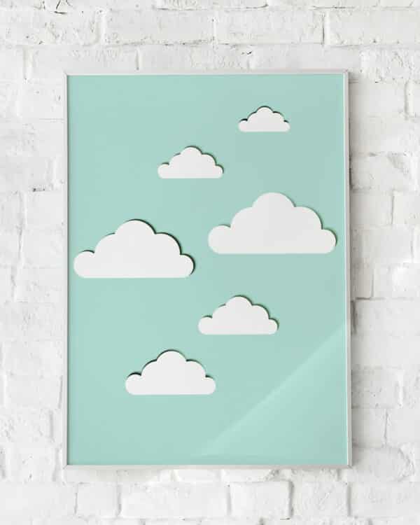 Minimalistisk plakat med hvide skyer på himmelblå baggrund – "A Sky Full of Clouds". En beroligende og drømmende vægdekoration.