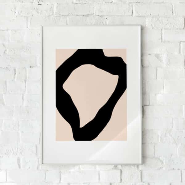Minimalistisk plakat med sort organisk form på beige baggrund – "Abstract Shapes No. 1". En elegant vægdekoration.