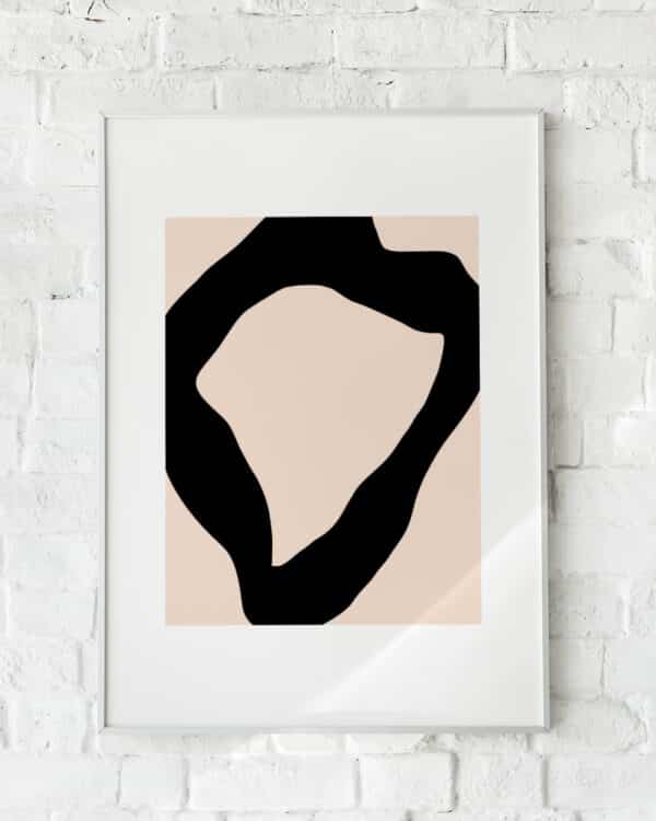 Minimalistisk plakat med sort organisk form på beige baggrund – "Abstract Shapes No. 1". En elegant vægdekoration.