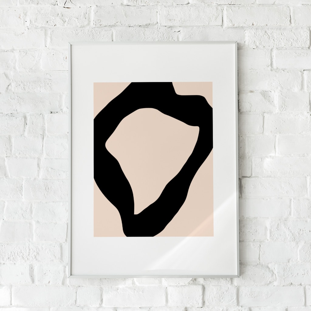 Minimalistisk plakat med sort organisk form på beige baggrund – "Abstract Shapes No. 1". En elegant vægdekoration.
