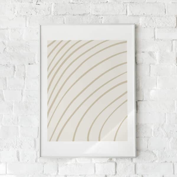 Minimalistisk plakat med bølgende linjer i beige – "Aftermath". En stilren og rolig vægdekoration.