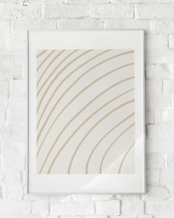 Minimalistisk plakat med bølgende linjer i beige – "Aftermath". En stilren og rolig vægdekoration.
