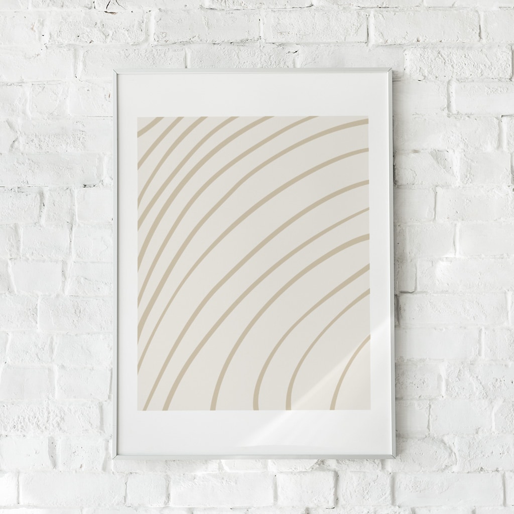 Minimalistisk plakat med bølgende linjer i beige – "Aftermath". En stilren og rolig vægdekoration.