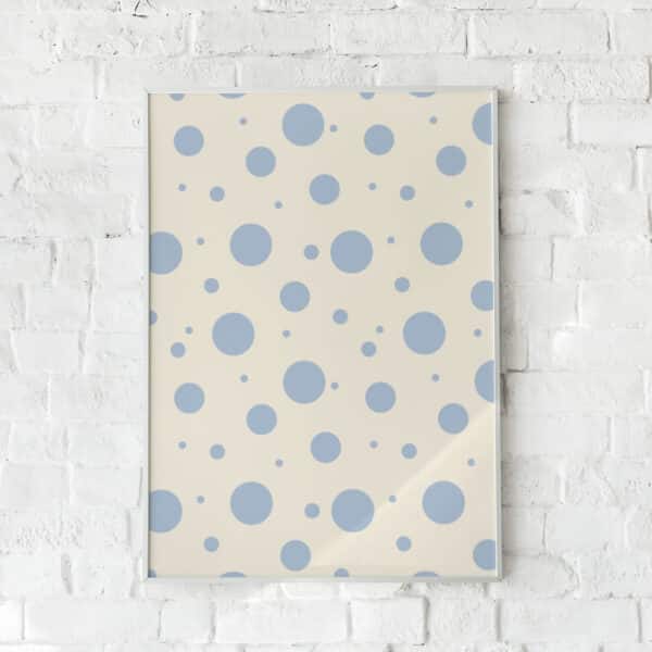 Minimalistisk plakat med blå prikker på beige baggrund – "Baby Blue". En rolig og legende vægkunst.