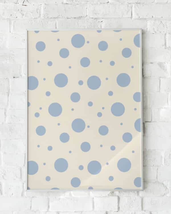 Minimalistisk plakat med blå prikker på beige baggrund – "Baby Blue". En rolig og legende vægkunst.