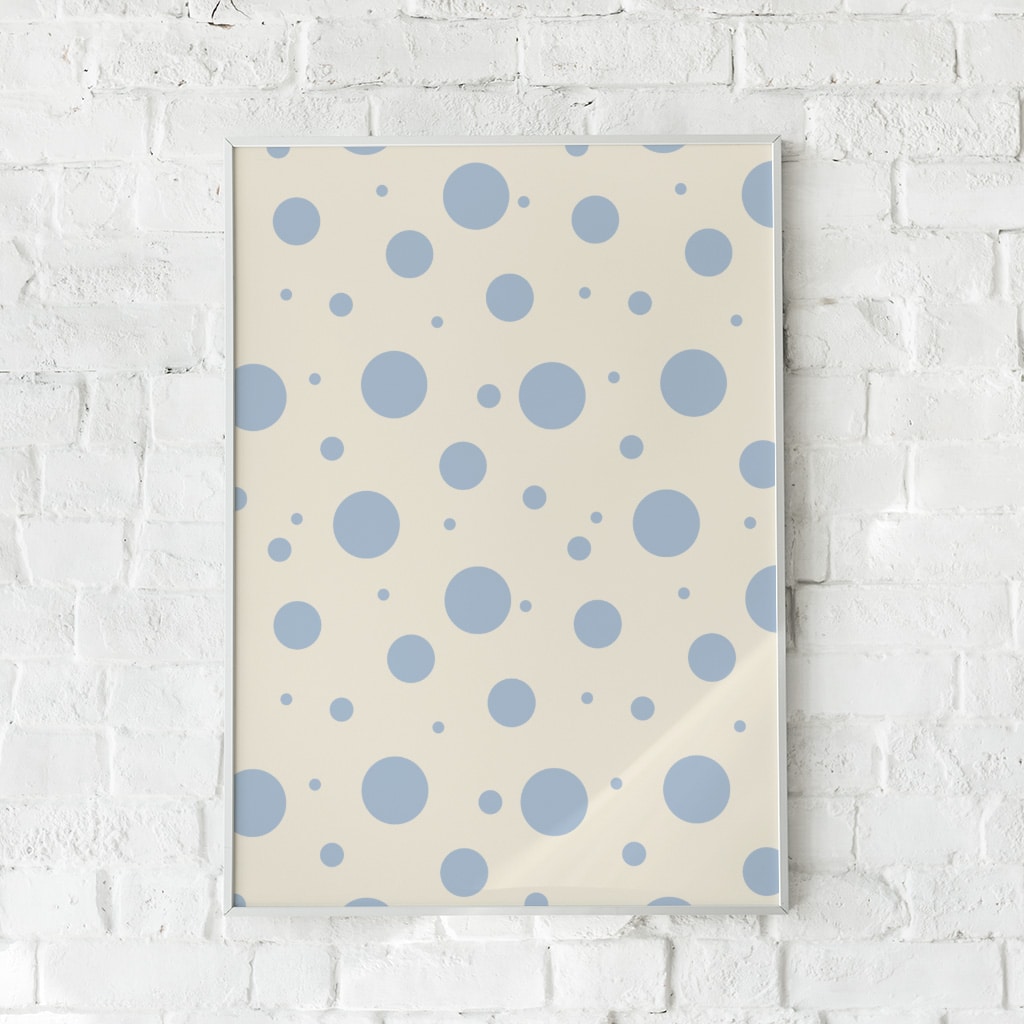 Minimalistisk plakat med blå prikker på beige baggrund – "Baby Blue". En rolig og legende vægkunst.