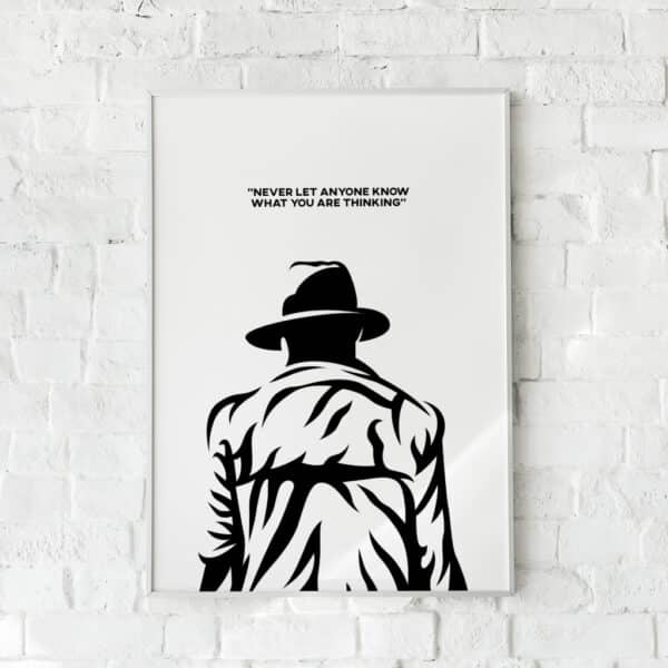 Sort-hvid plakat med en mystisk silhuet og citatet "Never let anyone know what you are thinking."