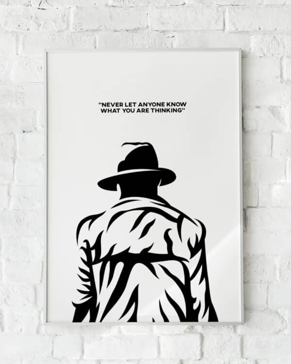Sort-hvid plakat med en mystisk silhuet og citatet "Never let anyone know what you are thinking."