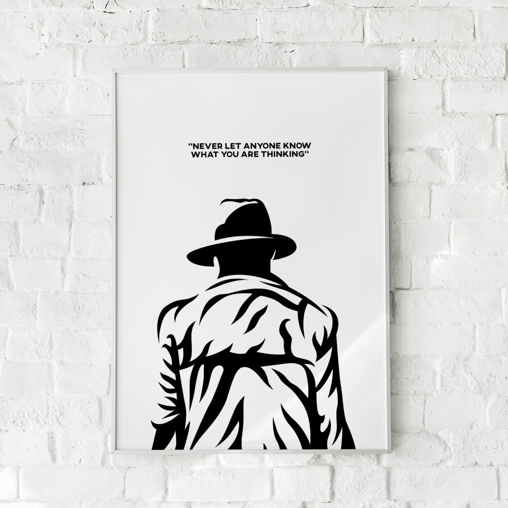 Sort-hvid plakat med en mystisk silhuet og citatet "Never let anyone know what you are thinking."