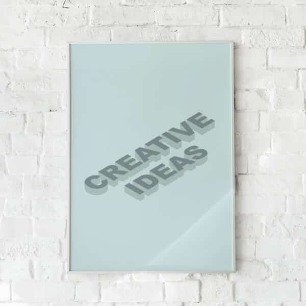 Motiverende plakat med teksten "Creative Ideas" i grå skyggetypografi på en mintgrøn baggrund.