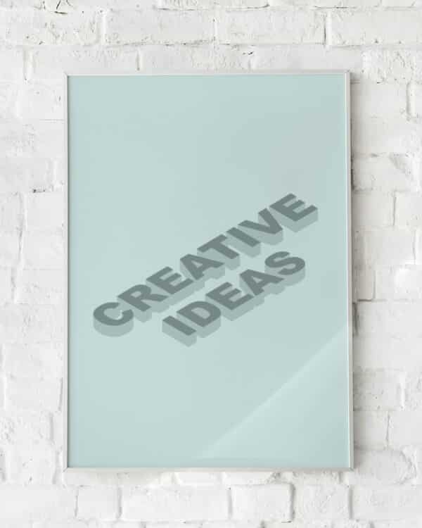 Motiverende plakat med teksten "Creative Ideas" i grå skyggetypografi på en mintgrøn baggrund.