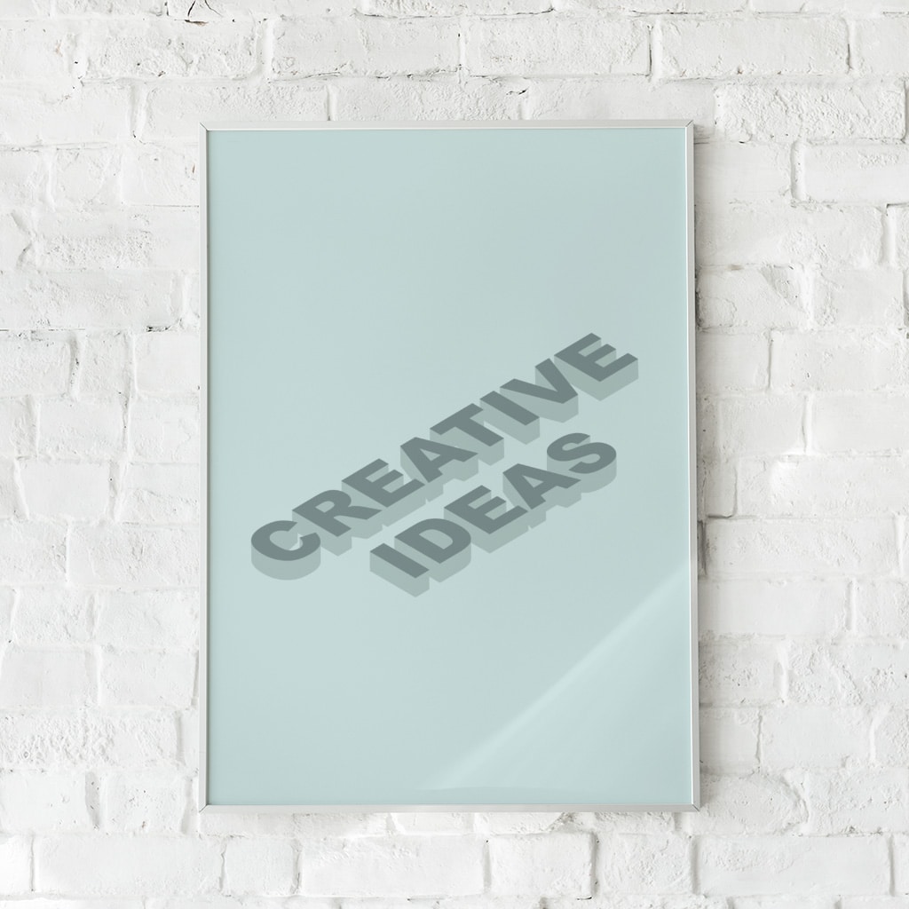 Motiverende plakat med teksten "Creative Ideas" i grå skyggetypografi på en mintgrøn baggrund.