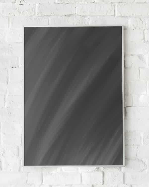 Abstrakt plakat med flydende mørke nuancer og minimalistisk design.