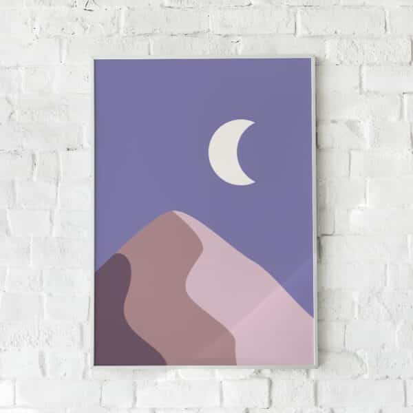Abstrakt plakat med lilla og beige bjerge under en halvmåne.