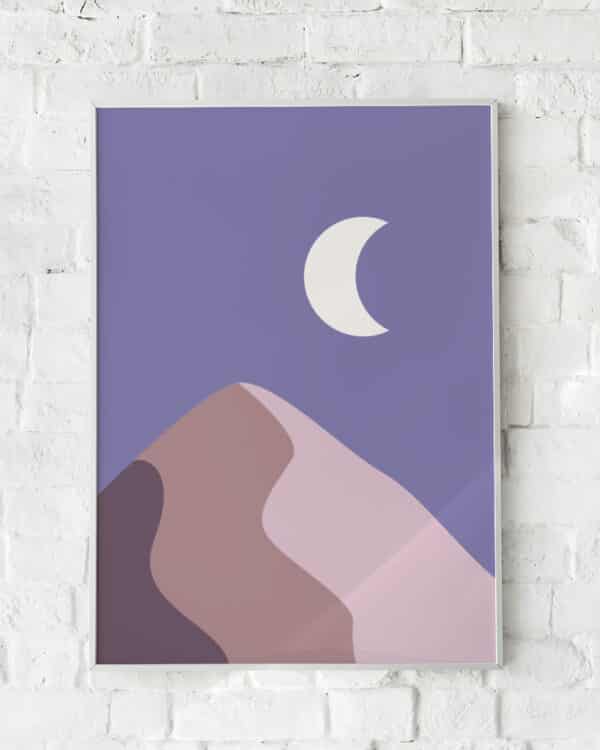 Abstrakt plakat med lilla og beige bjerge under en halvmåne.