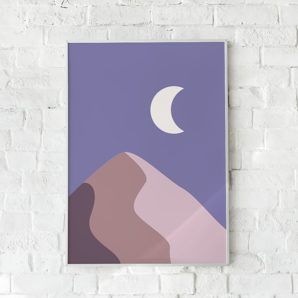 Abstrakt plakat med lilla og beige bjerge under en halvmåne.