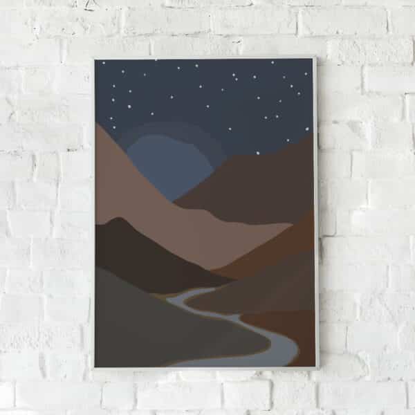 Minimalistisk plakat med et ørkenlandskab under en stjerneklar nattehimmel.
