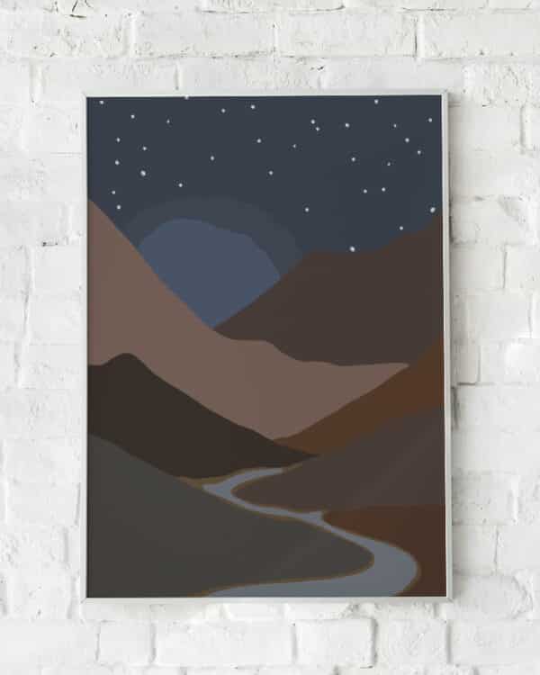Minimalistisk plakat med et ørkenlandskab under en stjerneklar nattehimmel.