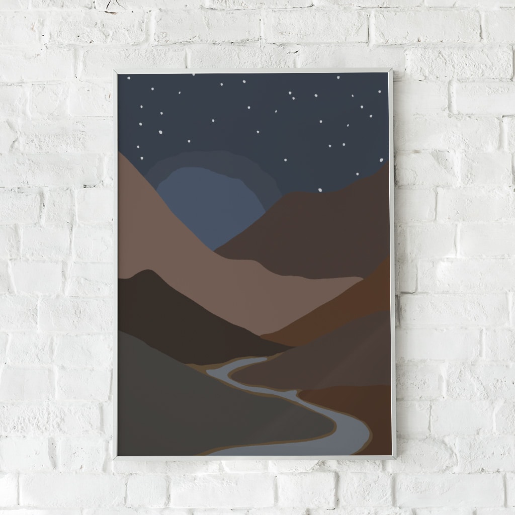 Minimalistisk plakat med et ørkenlandskab under en stjerneklar nattehimmel.