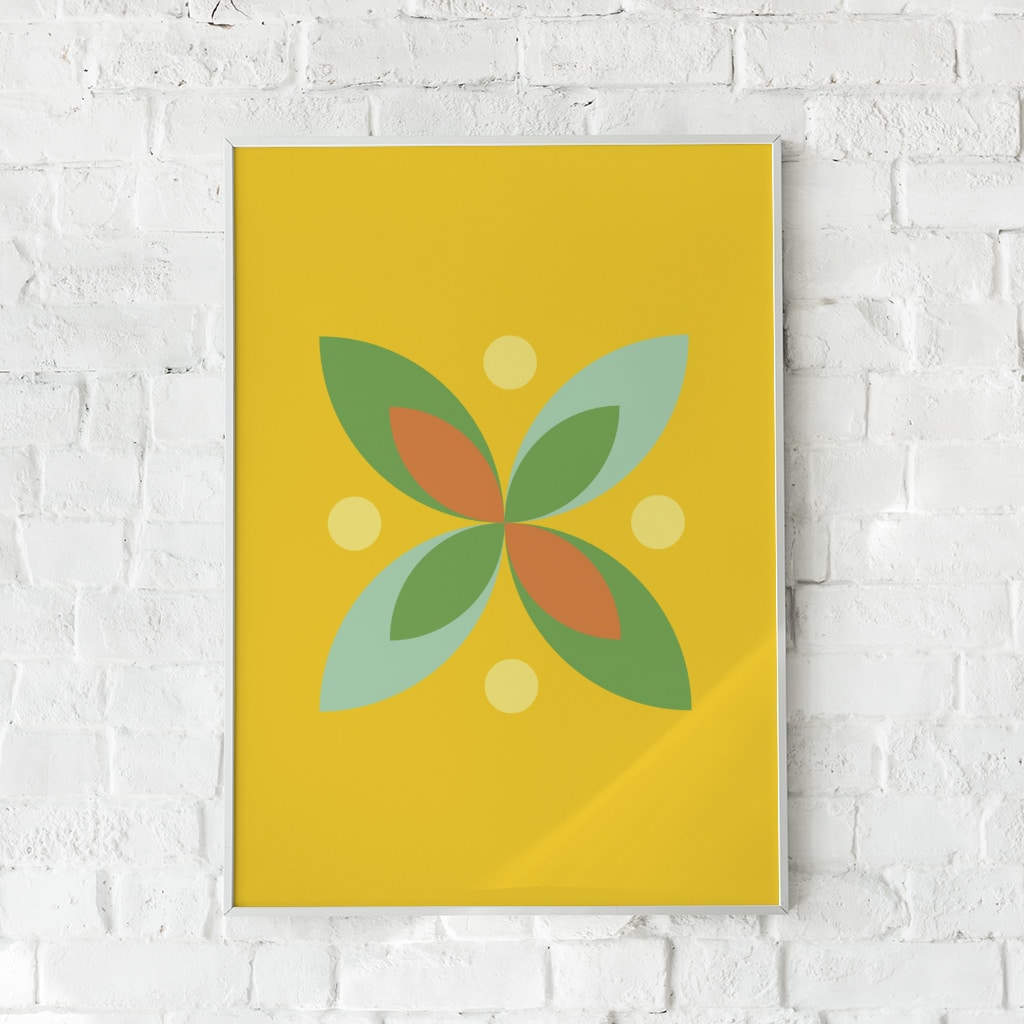 Farverig plakat med symmetriske bladformer i grønne og brune nuancer på en varm gul baggrund. En naturinspireret vægdekoration med moderne flair.