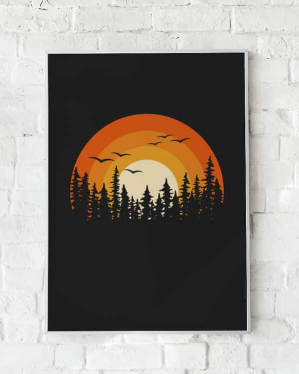 Stemningsfuld plakat med en skovsilhuet og en solnedgang i varme orange og gule toner. Skaber en følelse af ro og natur.