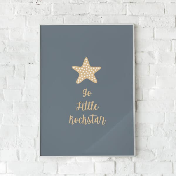 Motiverende børneplakat med en stjerne og teksten "Go Little Rockstar".