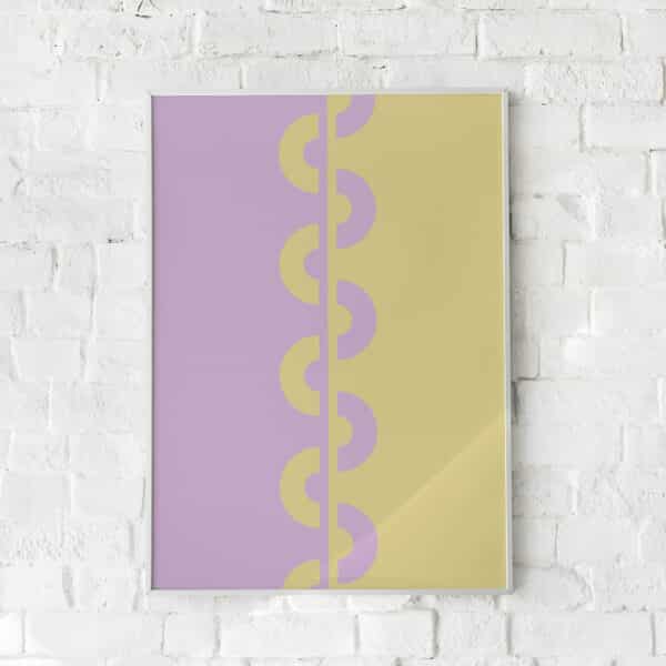 Minimalistisk plakat i lilla og guldfarver med geometriske mønstre.