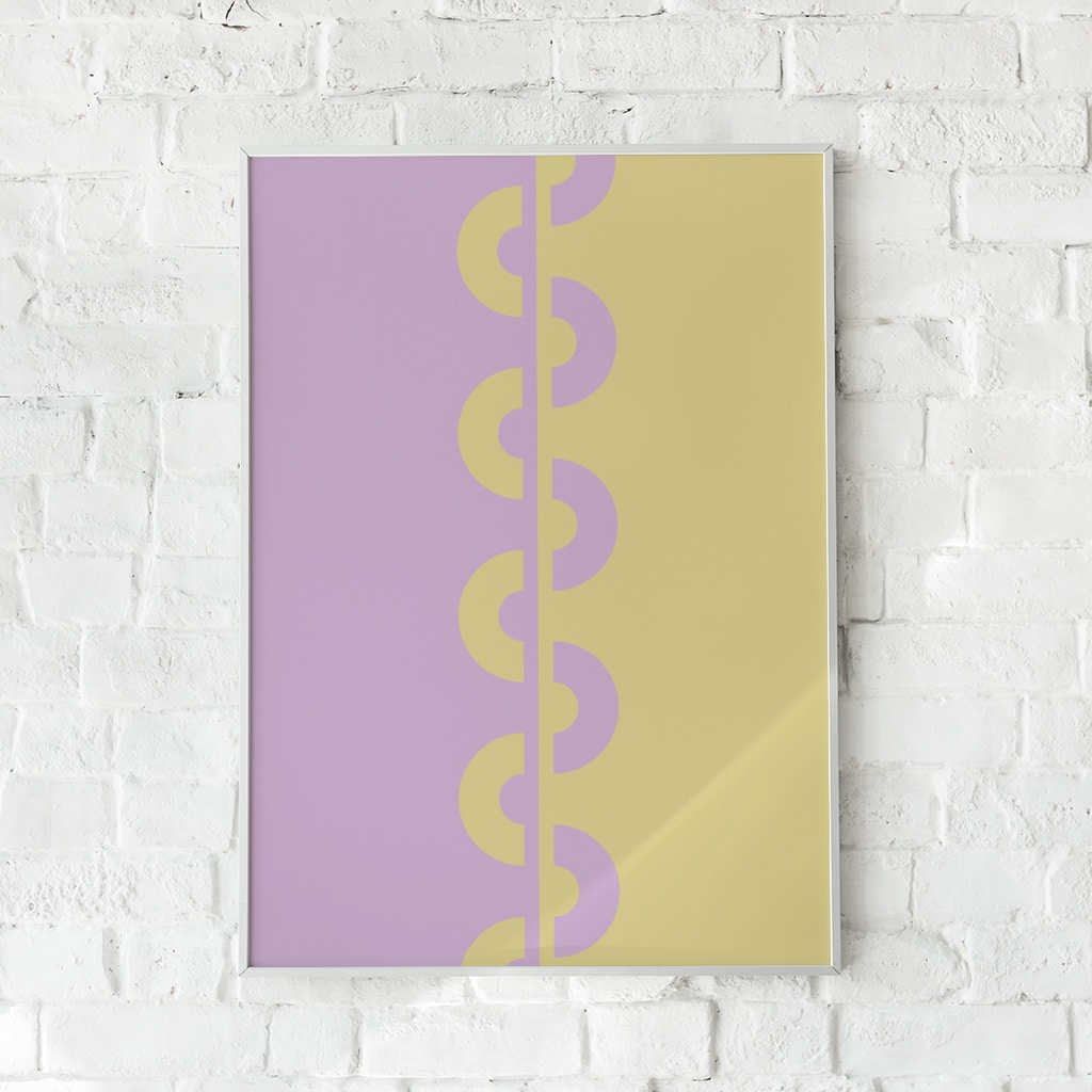 Minimalistisk plakat i lilla og guldfarver med geometriske mønstre.