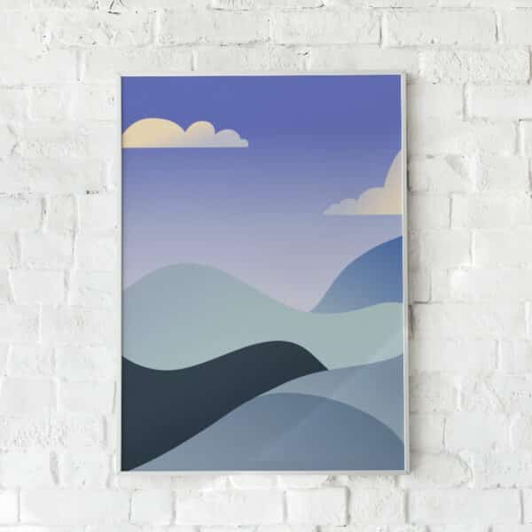 Minimalistisk plakat med bløde blå og grå bjerge under en varm solnedgang.